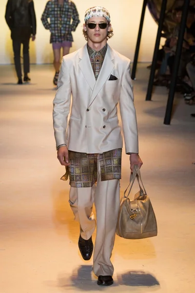 Look 10
